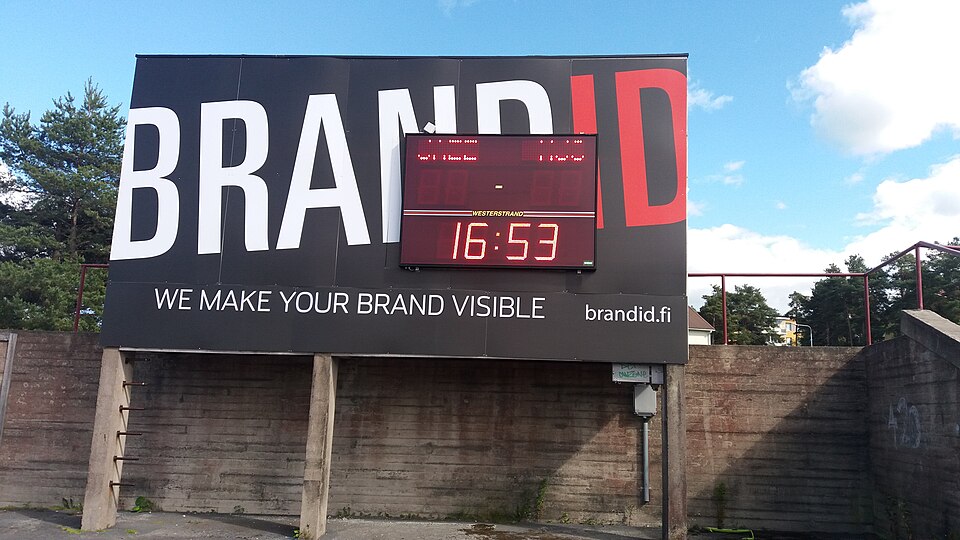 Entrada fuerte en un partido de fútbol brasileño