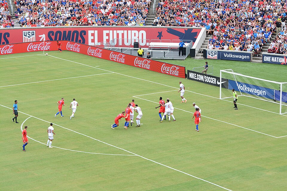 Saques de esquina desde el costado del campo en un estadio
