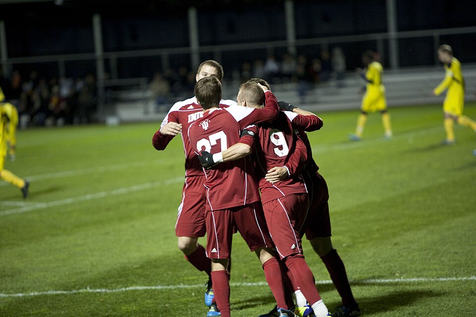 Vista aérea de un partido de fútbol en estadio lleno