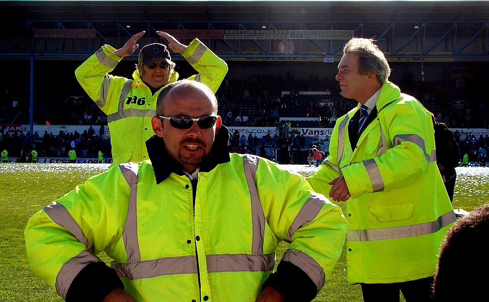 Aficionados siguiendo un partido en un bar deportivo
