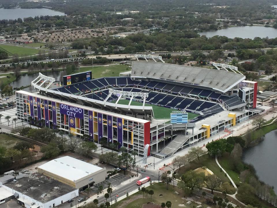 Vista aérea de un estadio de fútbol iluminado