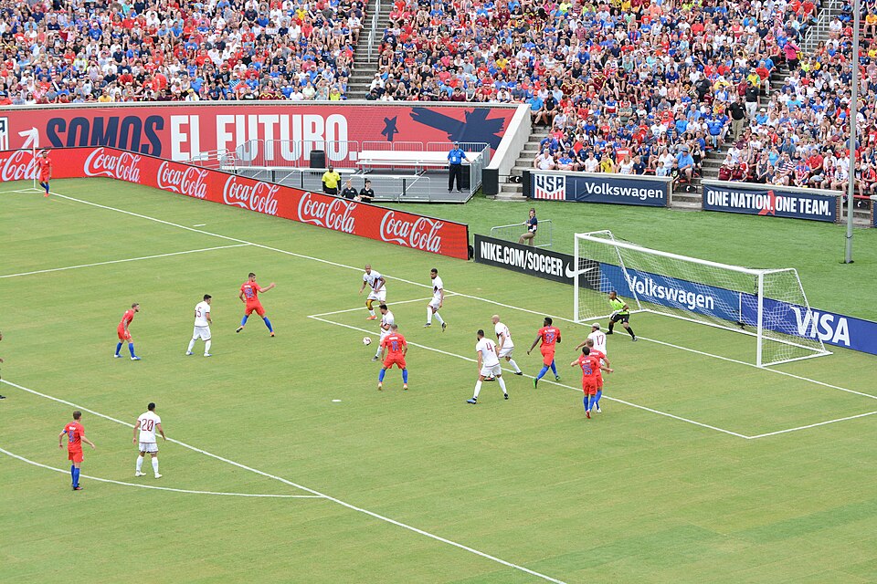 Córner en partido de fútbol argentino