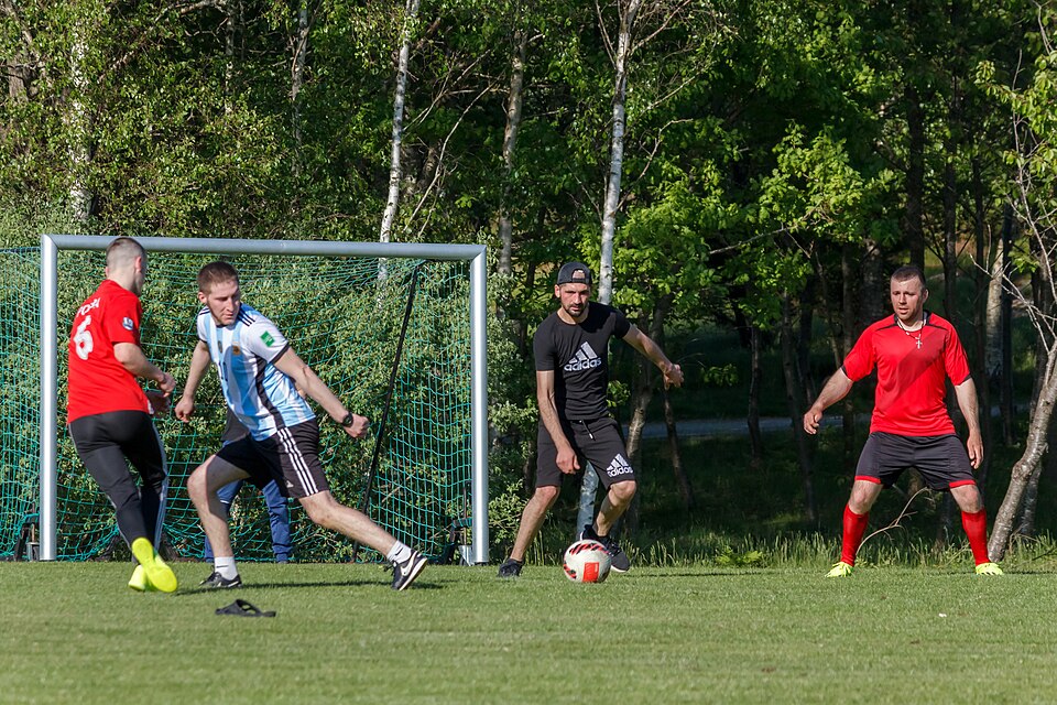 Jugador de fútbol brasileño ejecutando un saque de esquina